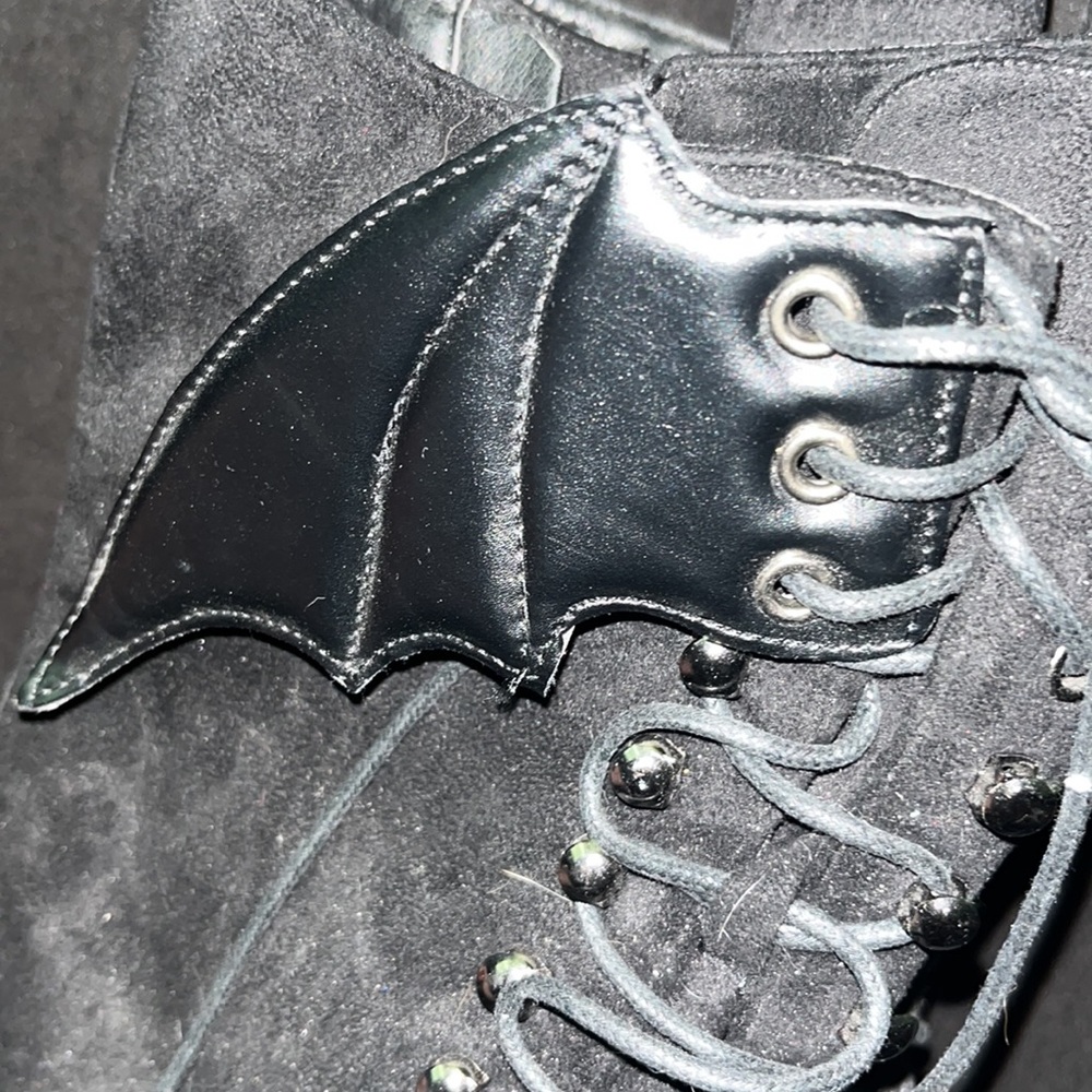 Batwing platform boots - Picture 3 of 4